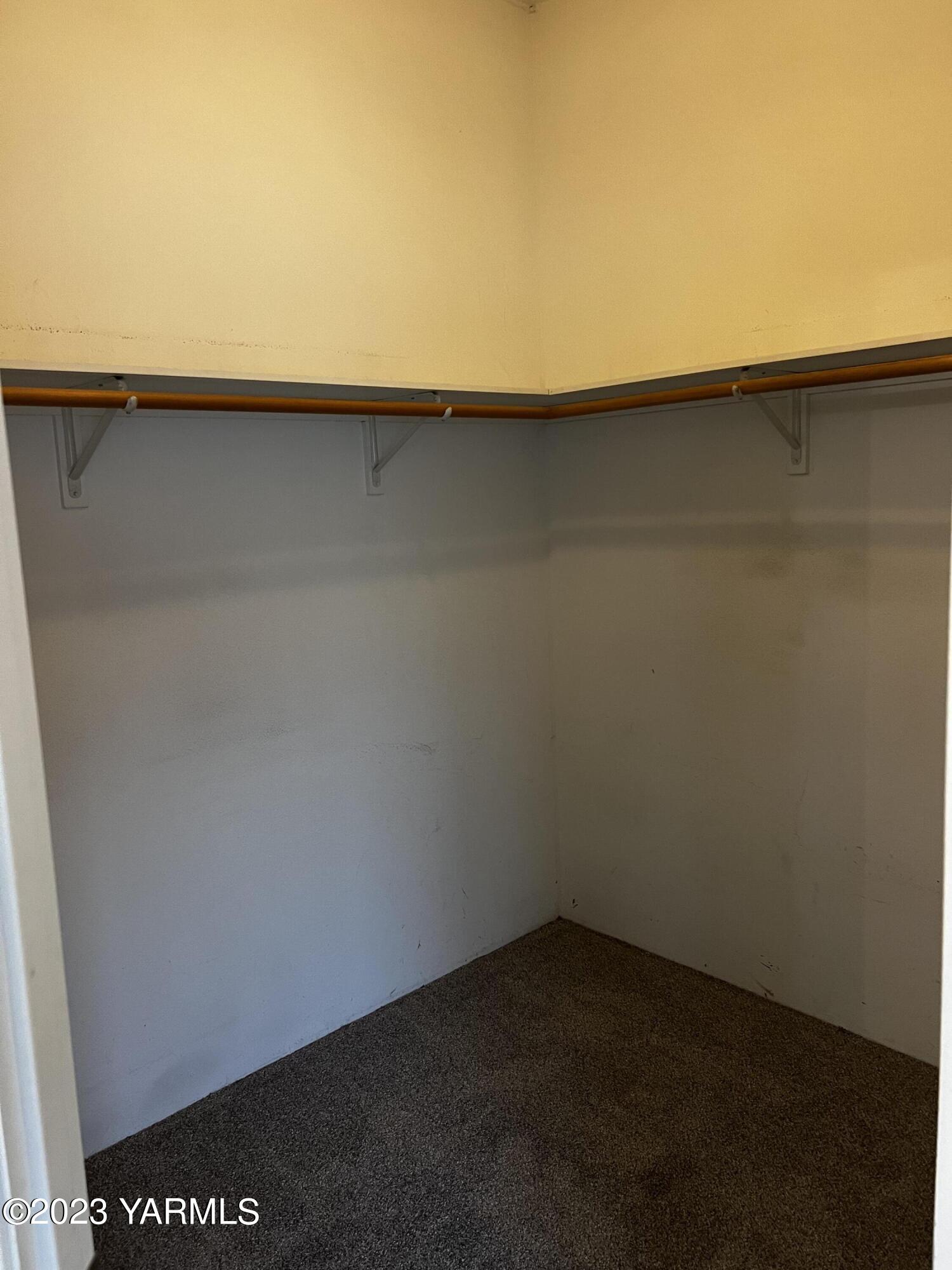 12102 North Hinzerling Road Prosser, WA 99350 - Photo 7 of 43 an empty room with a bench