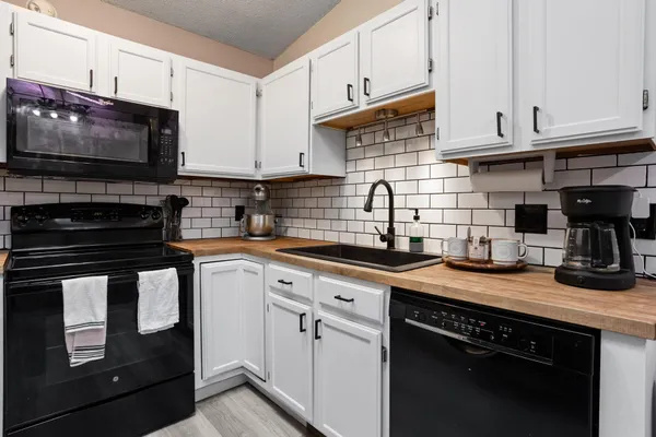 $285,000 | 4404 Cinnamon Ridge Trail, Eagan, MN 55122