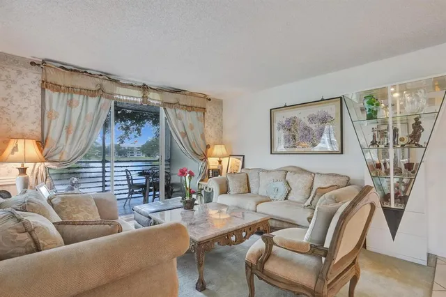 $209,900 | 9340 Lagoon Place, Unit 209, Davie, FL 33324