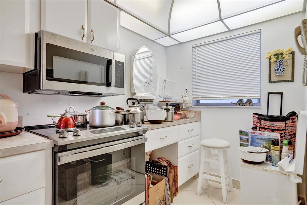 9340 Lagoon Place, Unit 209 Davie, FL 33324 - Photo 4 of 43