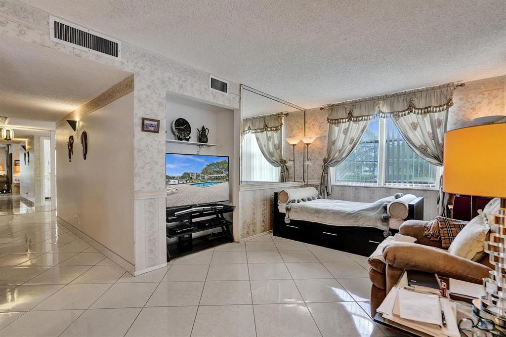 9340 Lagoon Place, Unit 209 Davie, FL 33324 - Photo 6 of 43