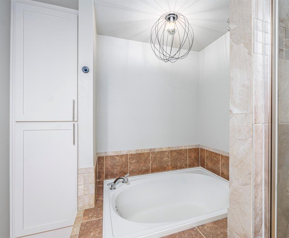 6512 Greenway Road Fort Worth, TX 76116 - Photo 18 of 38 Bathroom featuring a bath