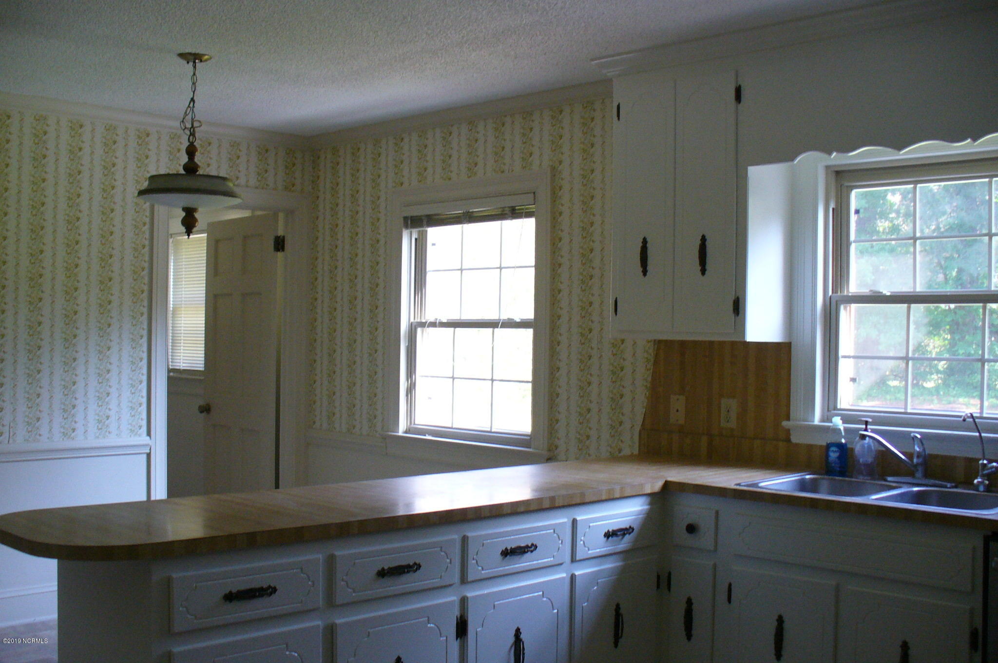 3203 Hodges Road Kinston, NC 28504 - Photo 7 of 24 Eating area