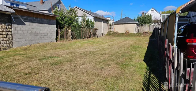 a view of backyard of the house