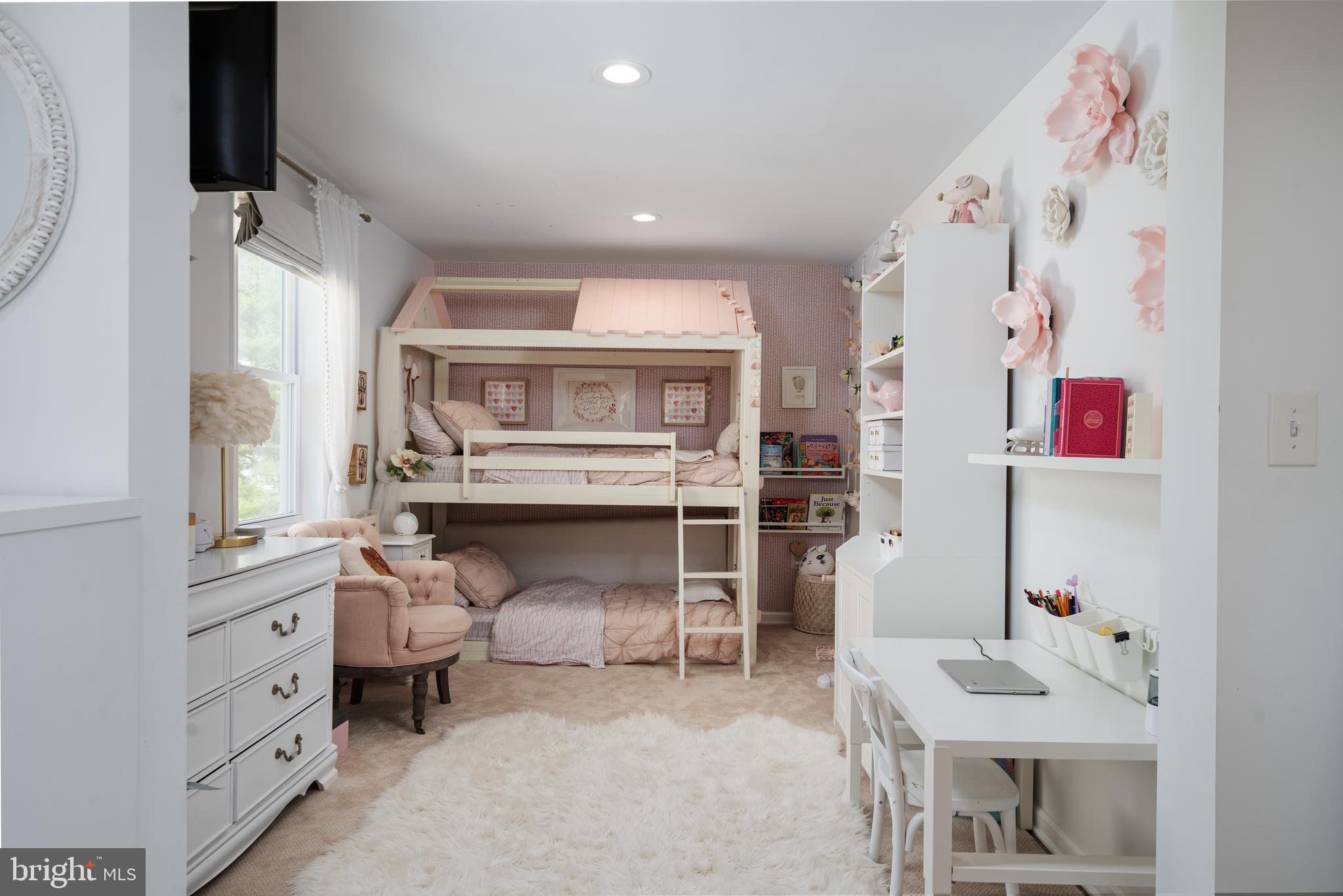 6401 Winnepeg Road Bethesda, MD 20817 - Photo 21 of 41 a living room with furniture and a flat screen tv