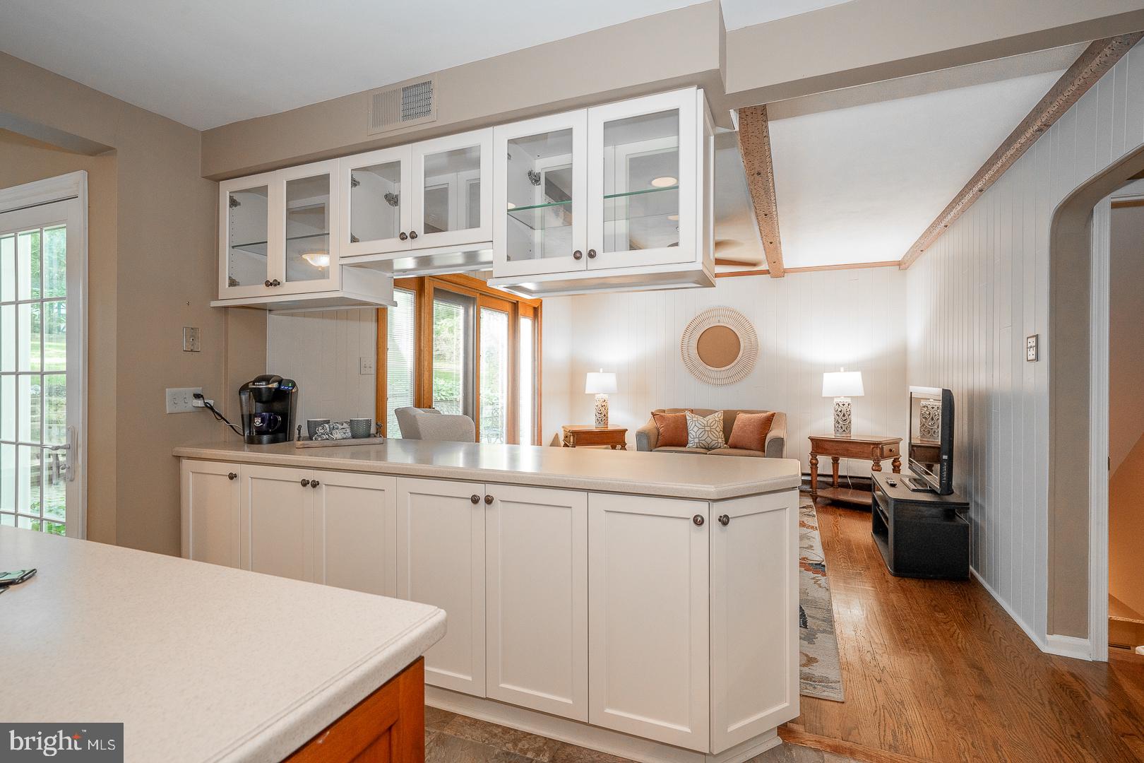 127 Kynlyn Road Wayne, PA 19087 - Photo 19 of 55 Additional counter, storage and display penninsula