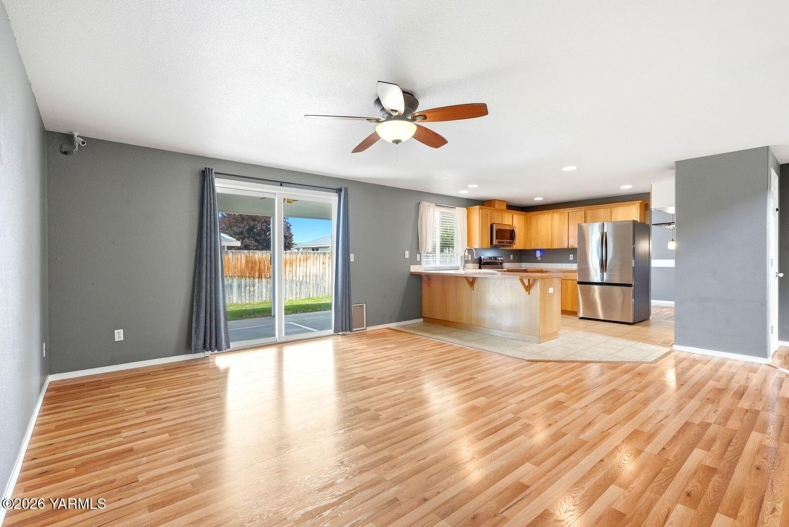 511 Millenium Avenue Moxee, WA 98936 - Photo 10 of 39 Family Room/Kitchen