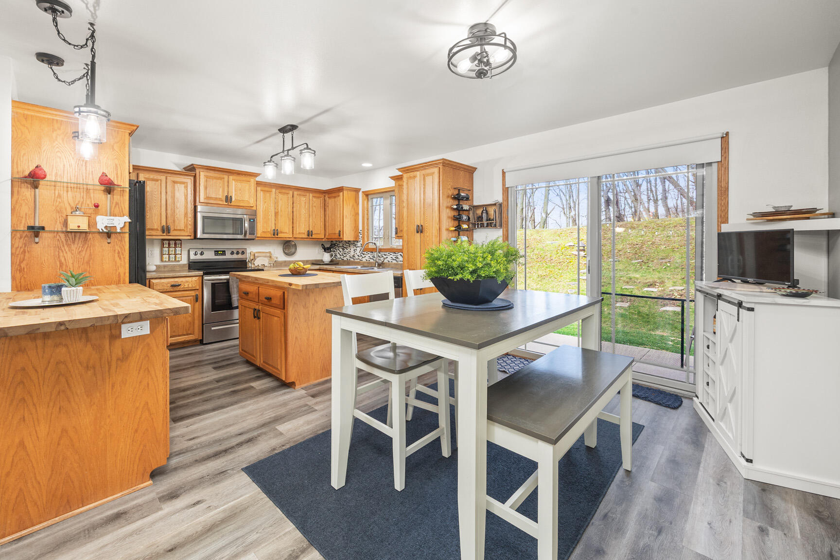 1300 Oak Tree Court Slinger, WI 53086 - Photo 11 of 40 Kitchen/Dinette