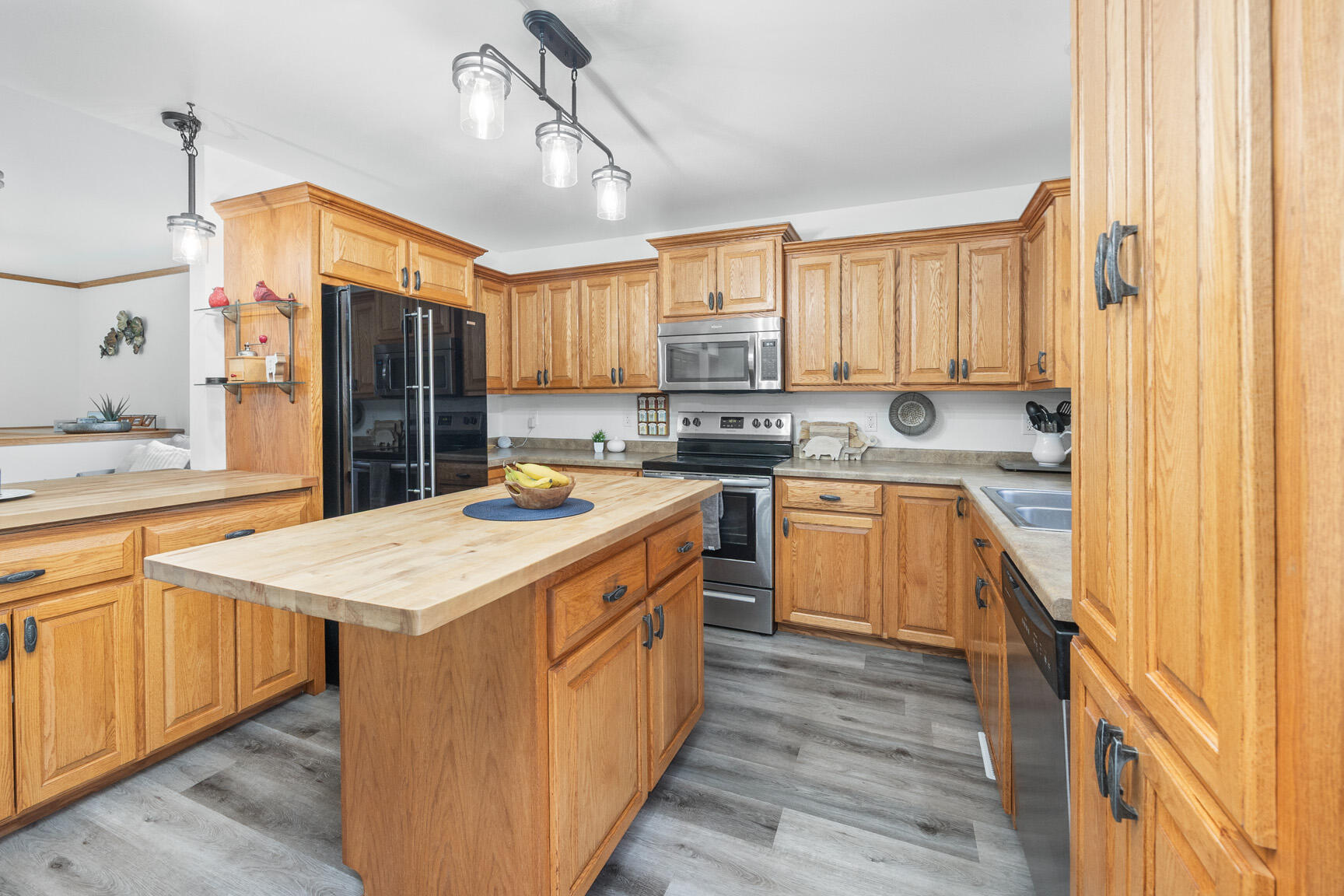 1300 Oak Tree Court Slinger, WI 53086 - Photo 15 of 40 Kitchen Island