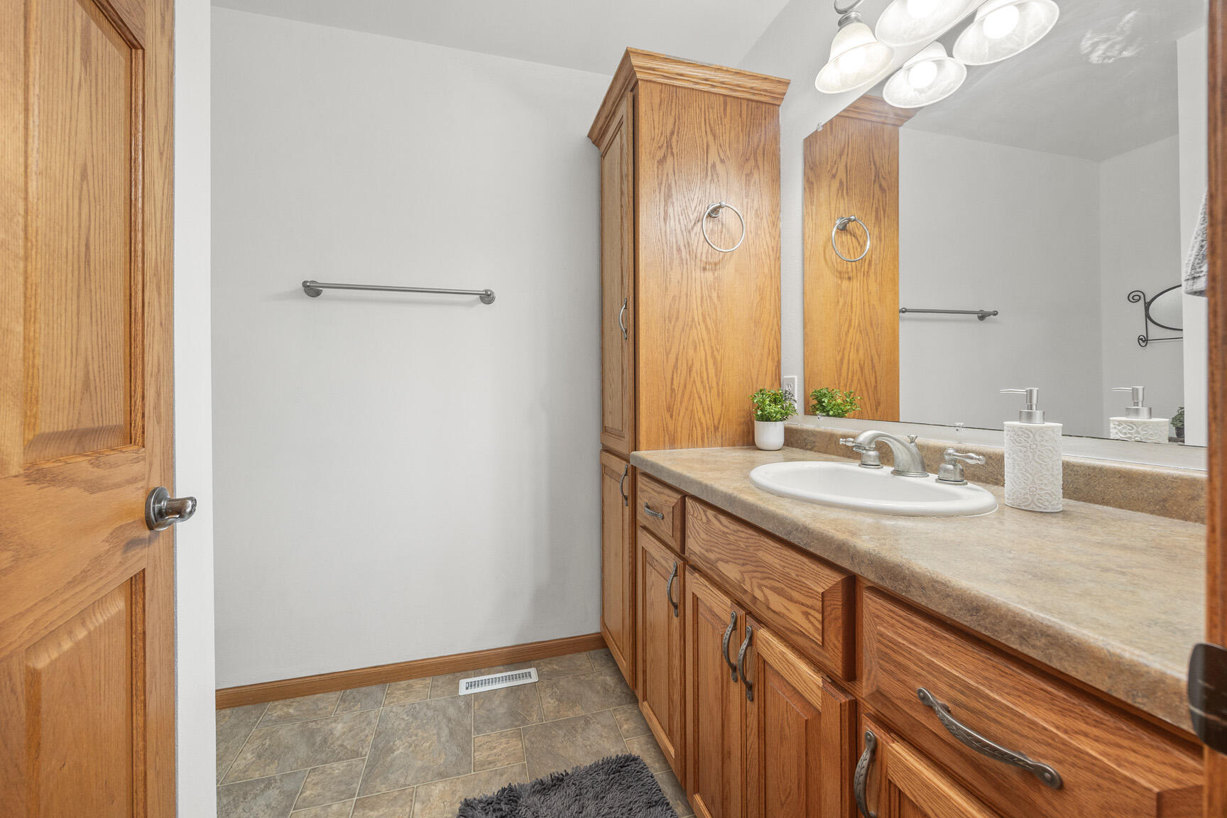 1300 Oak Tree Court Slinger, WI 53086 - Photo 25 of 40 Primary Bath