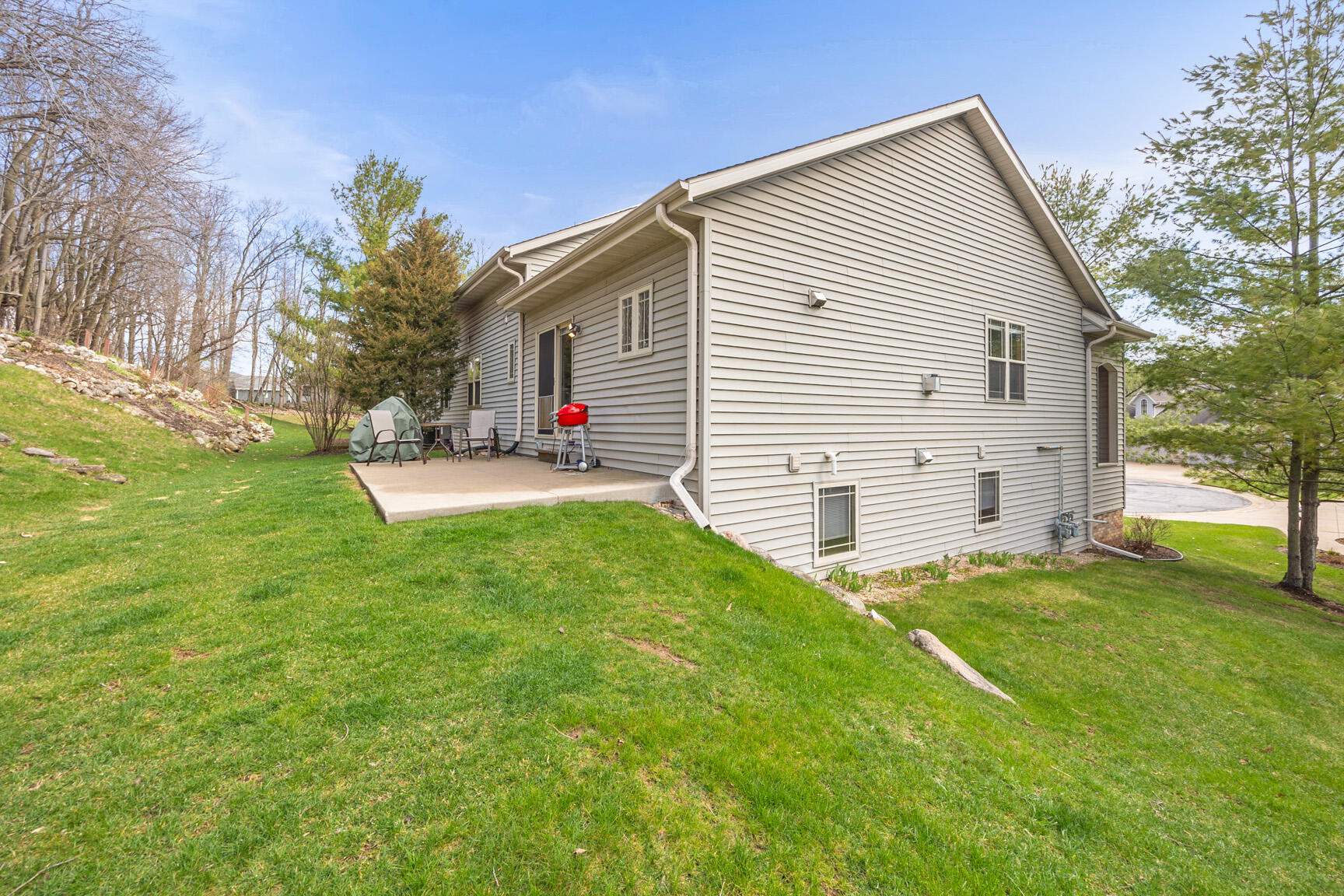 1300 Oak Tree Court Slinger, WI 53086 - Photo 29 of 40 Side View