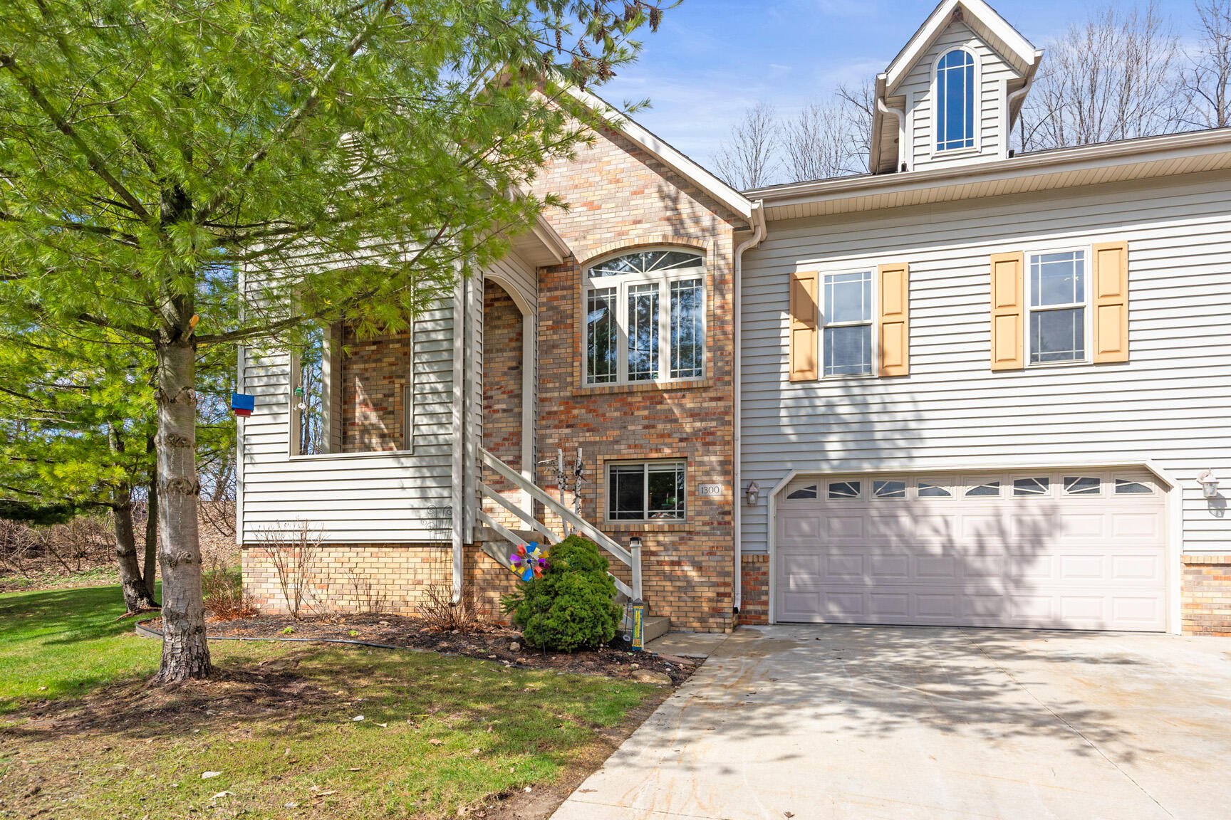 1300 Oak Tree Court Slinger, WI 53086 - Photo 3 of 40 Front View