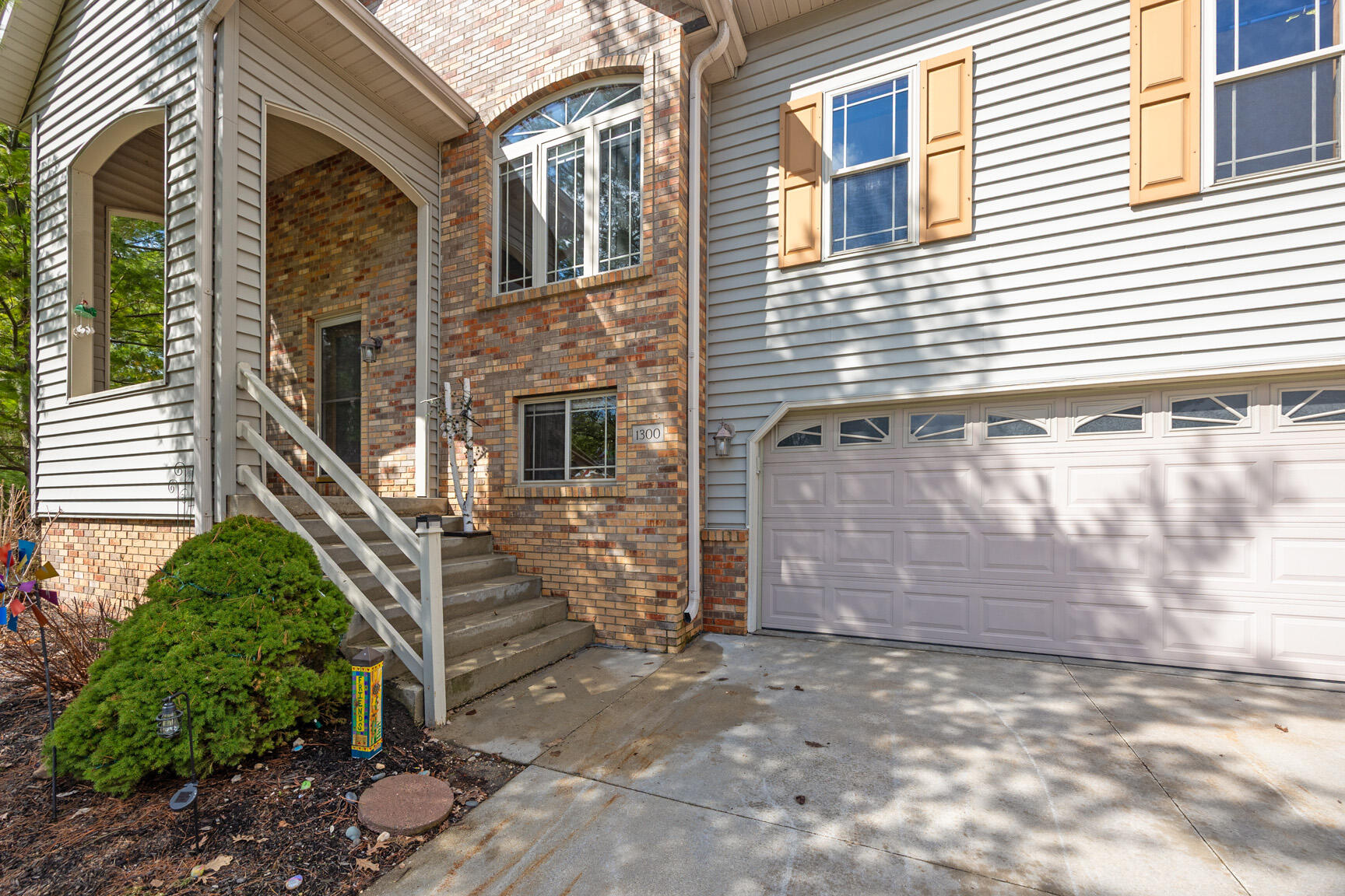 1300 Oak Tree Court Slinger, WI 53086 - Photo 4 of 40 Front View