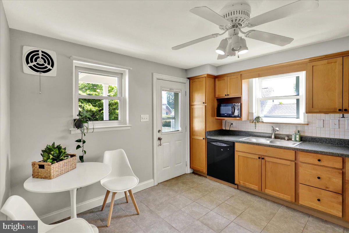 418 Egle Road Reading, PA 19601 - Photo 12 of 33 Kitchen/Dining
