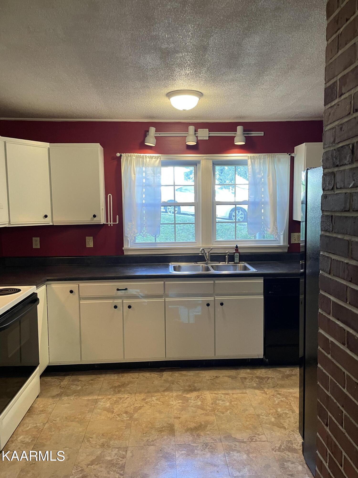 169 California Avenue Oak Ridge, TN 37830 - Photo 3 of 43 EB658DEF-B8A6-41AB-90AB-CCF610216965