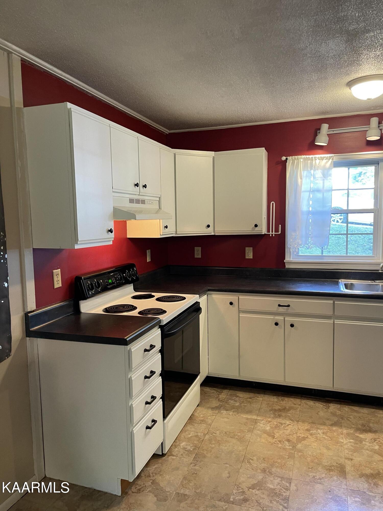 169 California Avenue Oak Ridge, TN 37830 - Photo 4 of 43 49035D38-4B69-4E4F-9D23-5E9D35540452