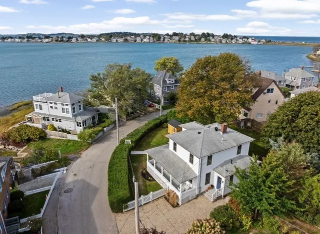 an aerial view of a house with outdoor space and lake view