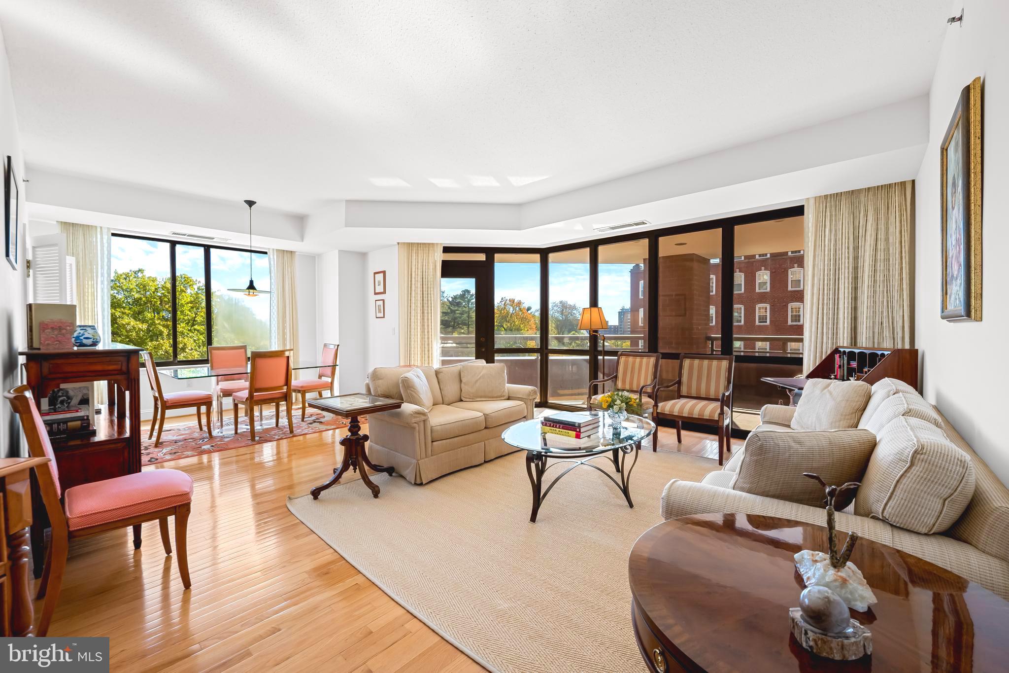 Living room w/floor to ceiling windows