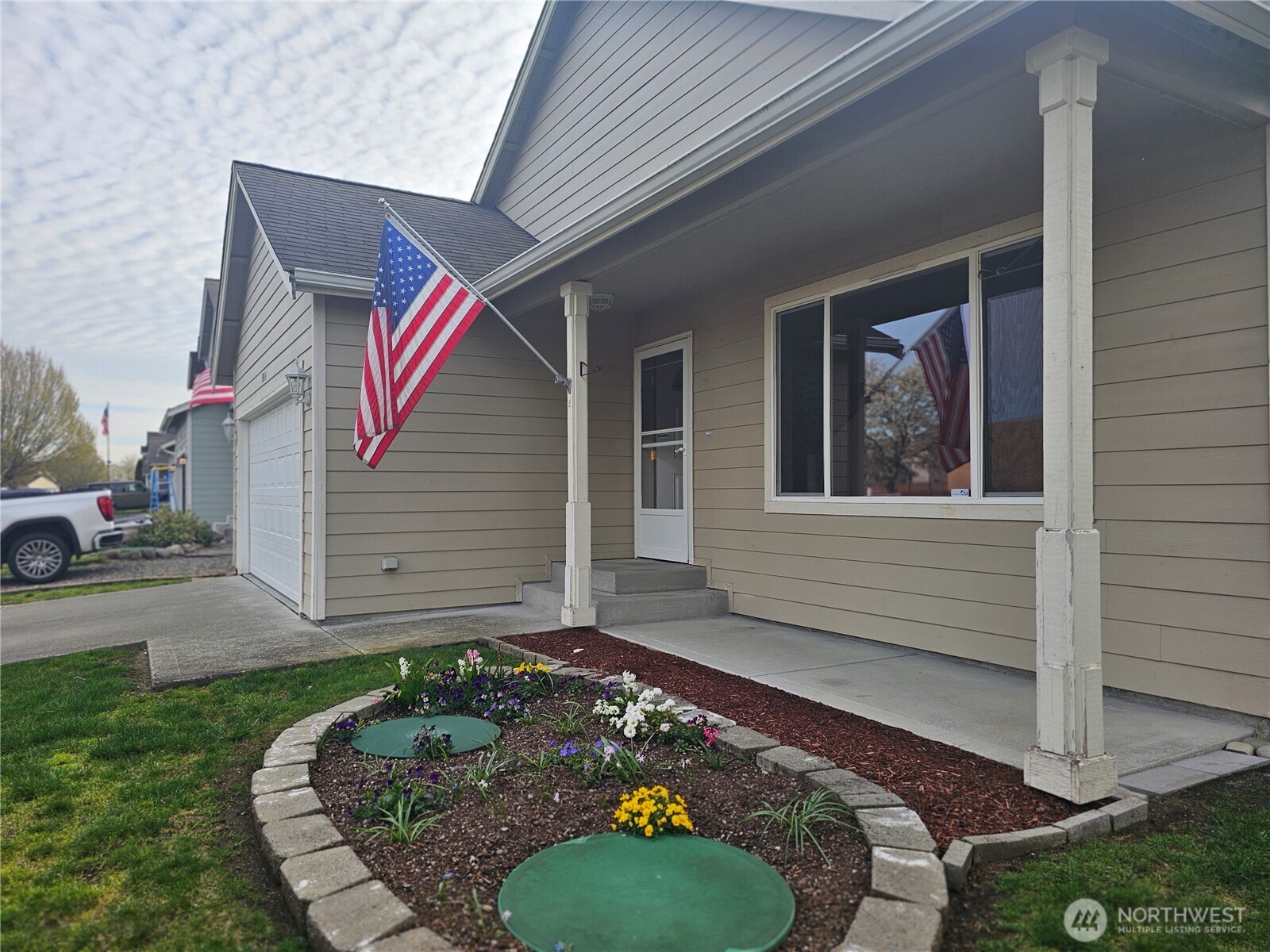 9814 Greenleaf Loop Southeast Yelm, WA 98597 - Photo 4 of 33