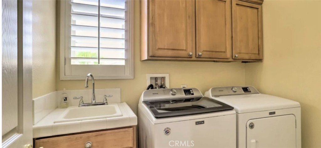 43277 Sentiero Drive Indio, CA 92203 - Photo 31 of 54 a utility room with dryer and washer