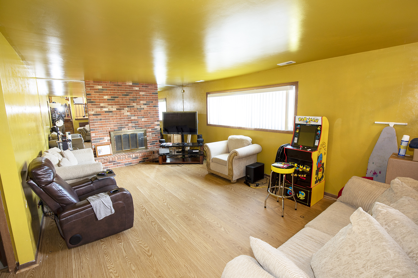 433 Highland Road Matteson, IL 60443 - Photo 22 of 27 a living room with furniture and a flat screen tv