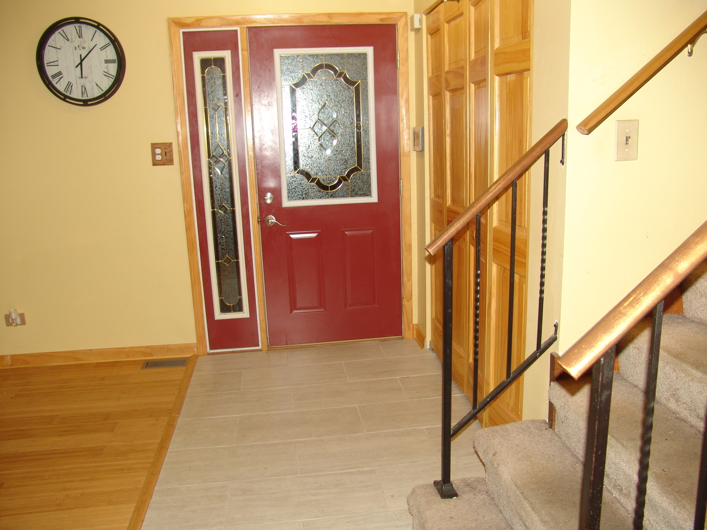 433 Highland Road Matteson, IL 60443 - Photo 5 of 27 a view of a hallway with wooden floor and windows