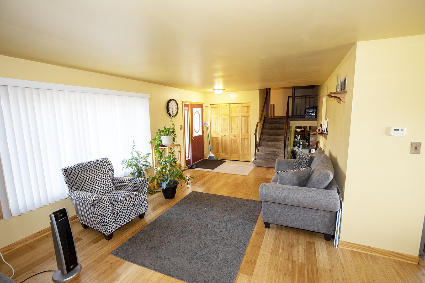 433 Highland Road Matteson, IL 60443 - Photo 8 of 27 a living room with furniture and a couch