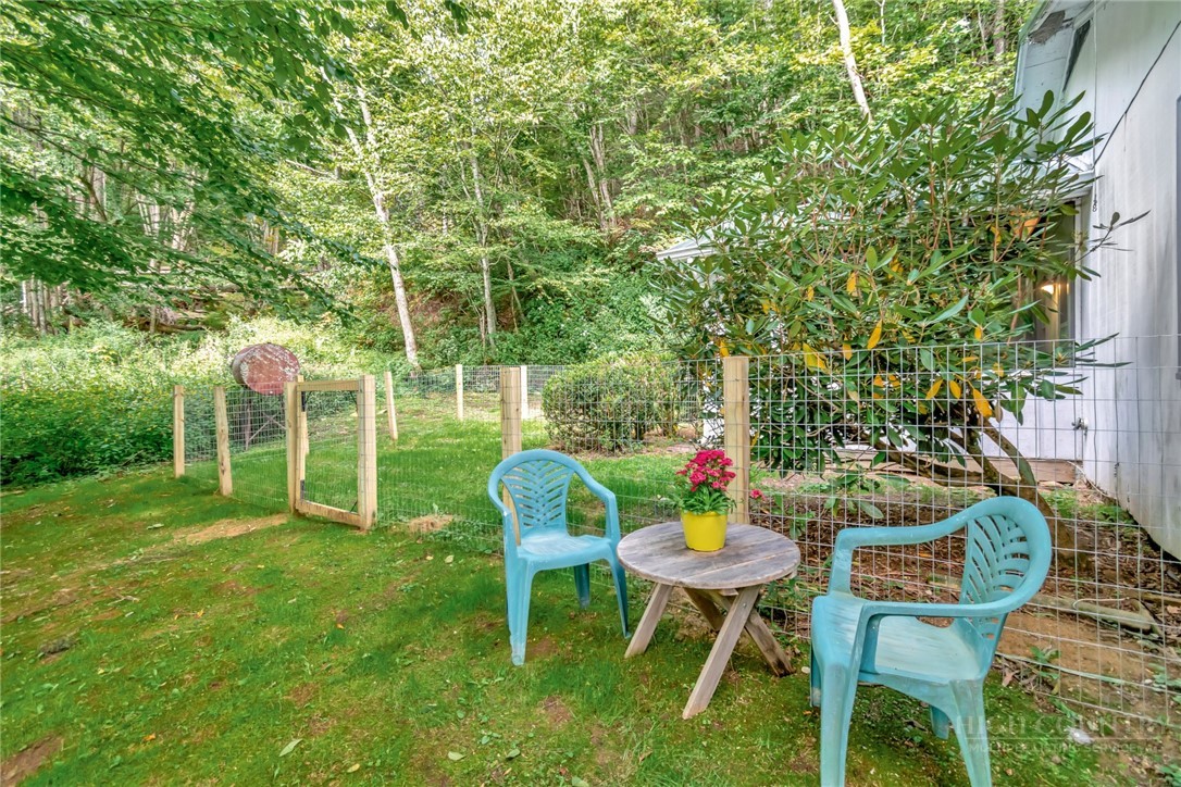 2209-2211 Sugar Mountain 2 Road Newland, NC 28657 - Photo 40 of 50 a backyard of a house with table and chairs