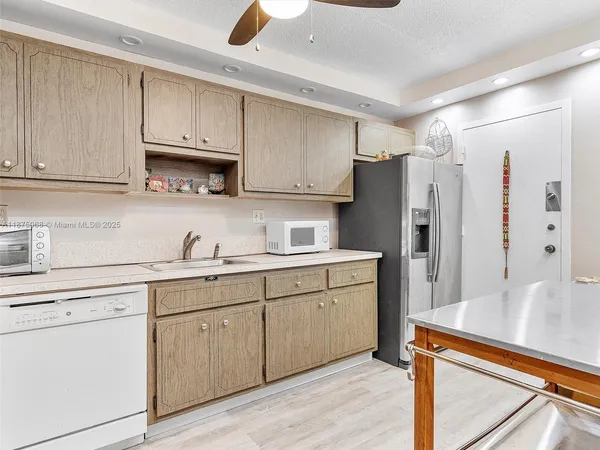 $189,000 | 1470 Northeast 125th Terrace, Unit PH12, North Miami, FL 33161
