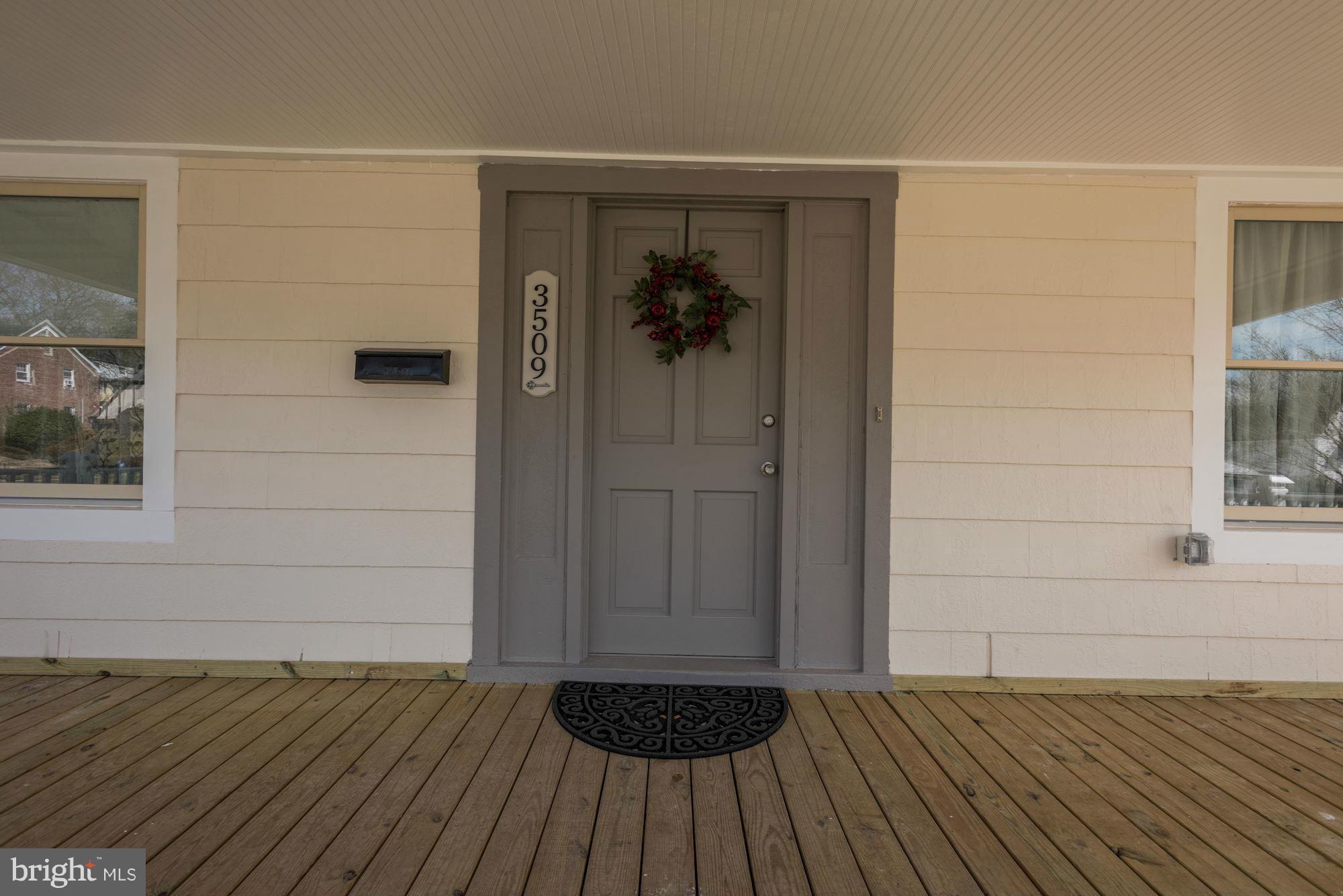 3509 Dennlyn Road Baltimore, MD 21215 - Photo 4 of 29 Solid Wood Door