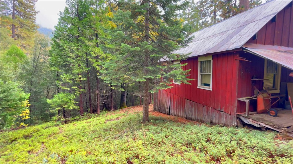 6180 Chowchilla Mountain Road Mariposa, CA 95338 - Photo 6 of 11 a backyard of a house with lots of green space