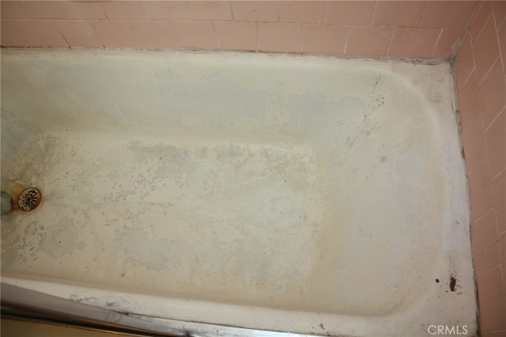 6458 Rhonda Road Riverside, CA 92504 - Photo 28 of 47 a bathroom with a bathtub