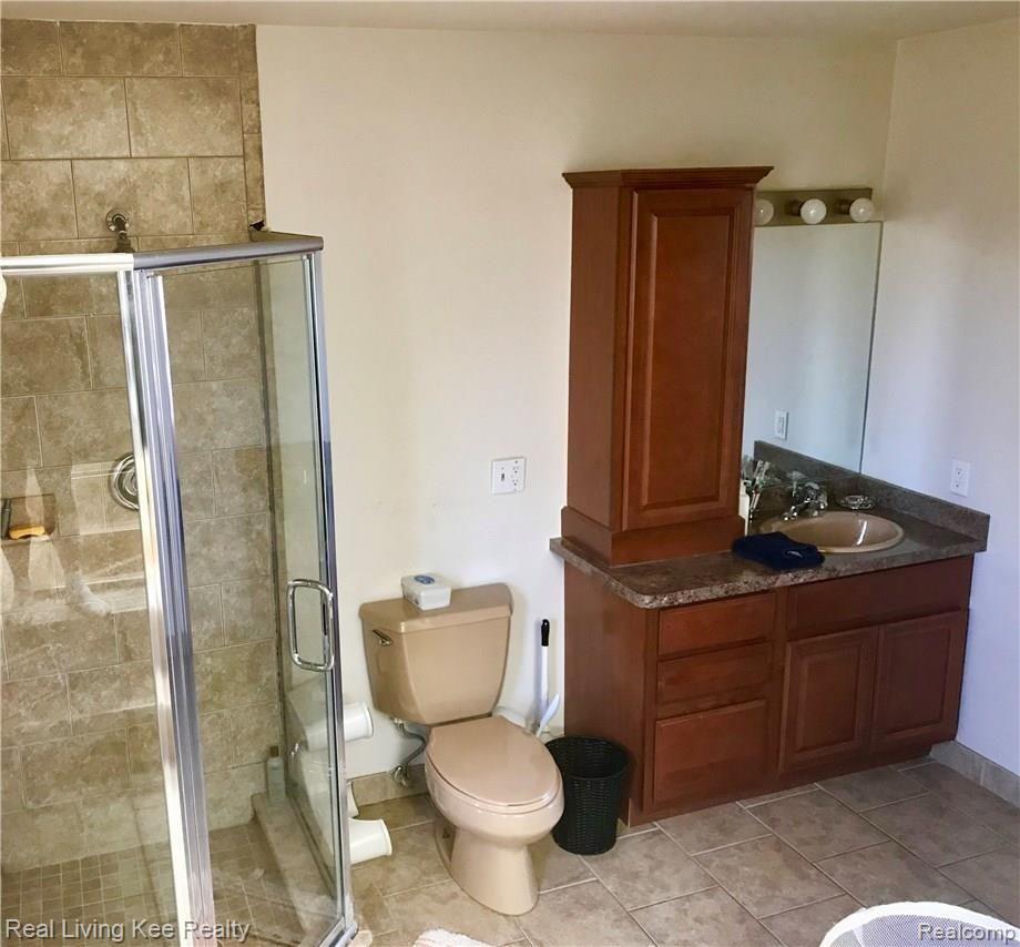 825 Augusta Drive Rochester, MI 48309 - Photo 16 of 28 Master Bath