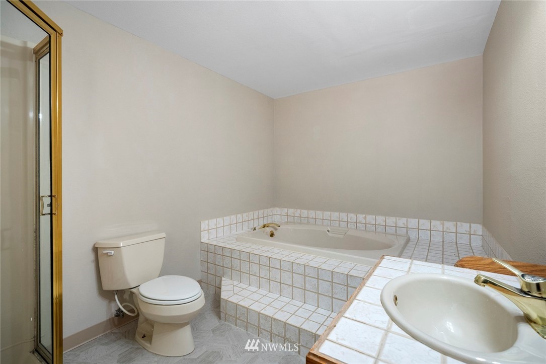 21705 Calhoun Road Monroe, WA 98272 - Photo 22 of 36 a bathroom with a toilet and a sink