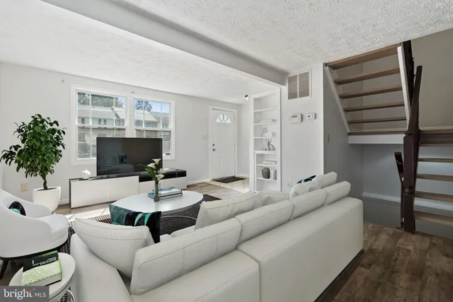 $399,900 | 3618 Wharf Lane, Triangle, VA 22172