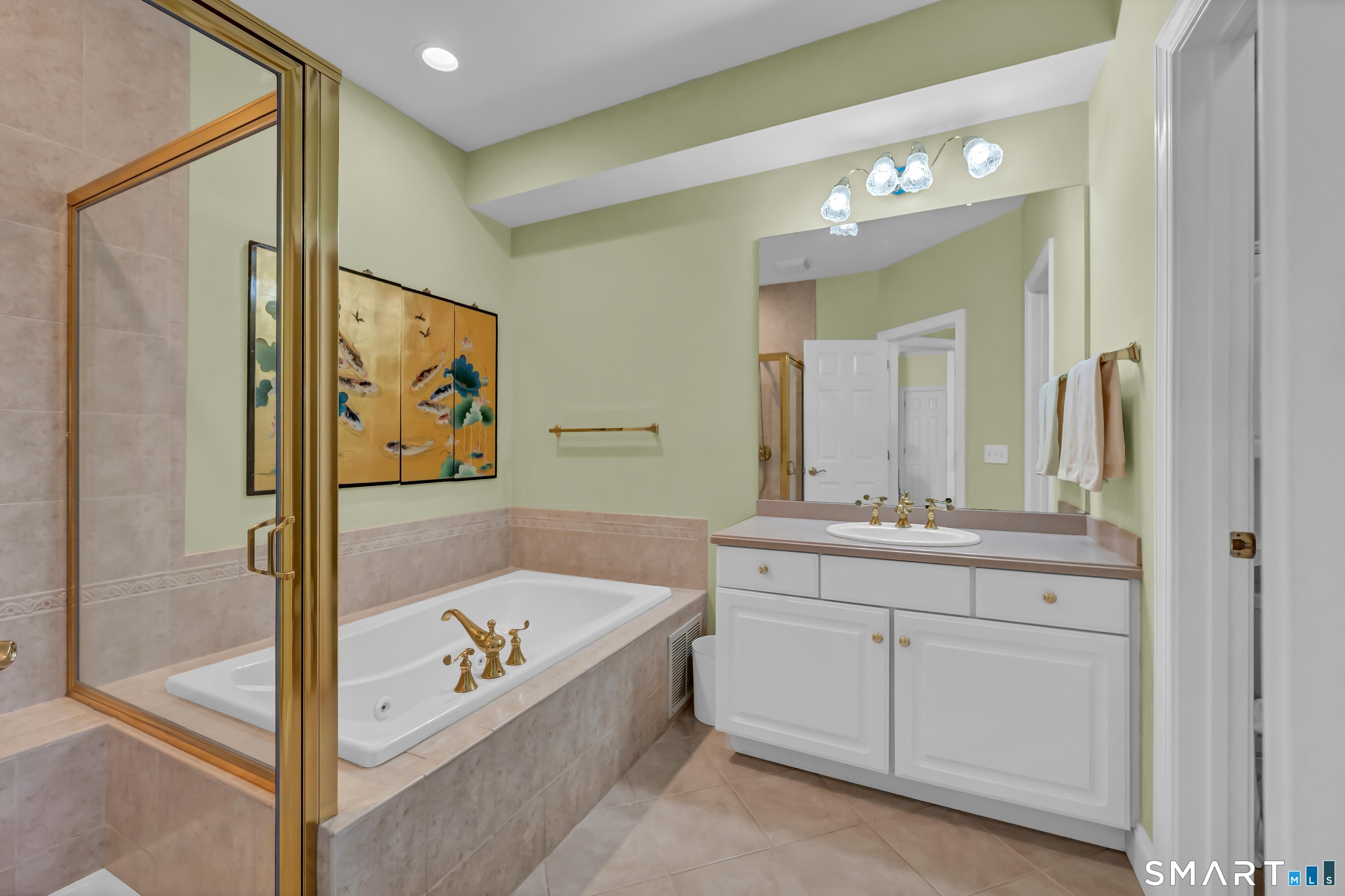10 Hayestown Road, Unit 321 Danbury, CT 06811 - Photo 21 of 39 a bathroom with a tub a double vanity sink and mirror