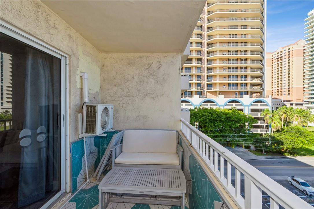 200 South Birch Road, Unit 612 Fort Lauderdale, FL 33316 - Photo 29 of 32 a view of balcony with couch