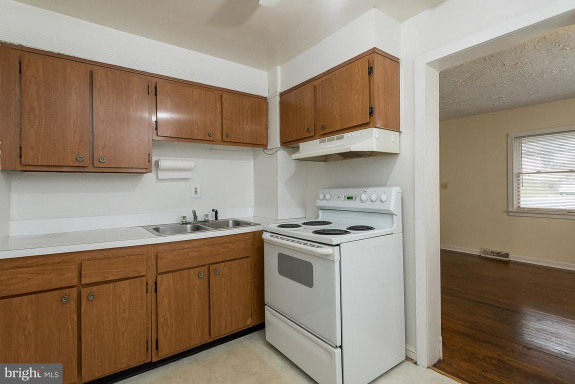 7601 Brooklyn Bridge Road Laurel, MD 20707 - Photo 3 of 21 Kitchen