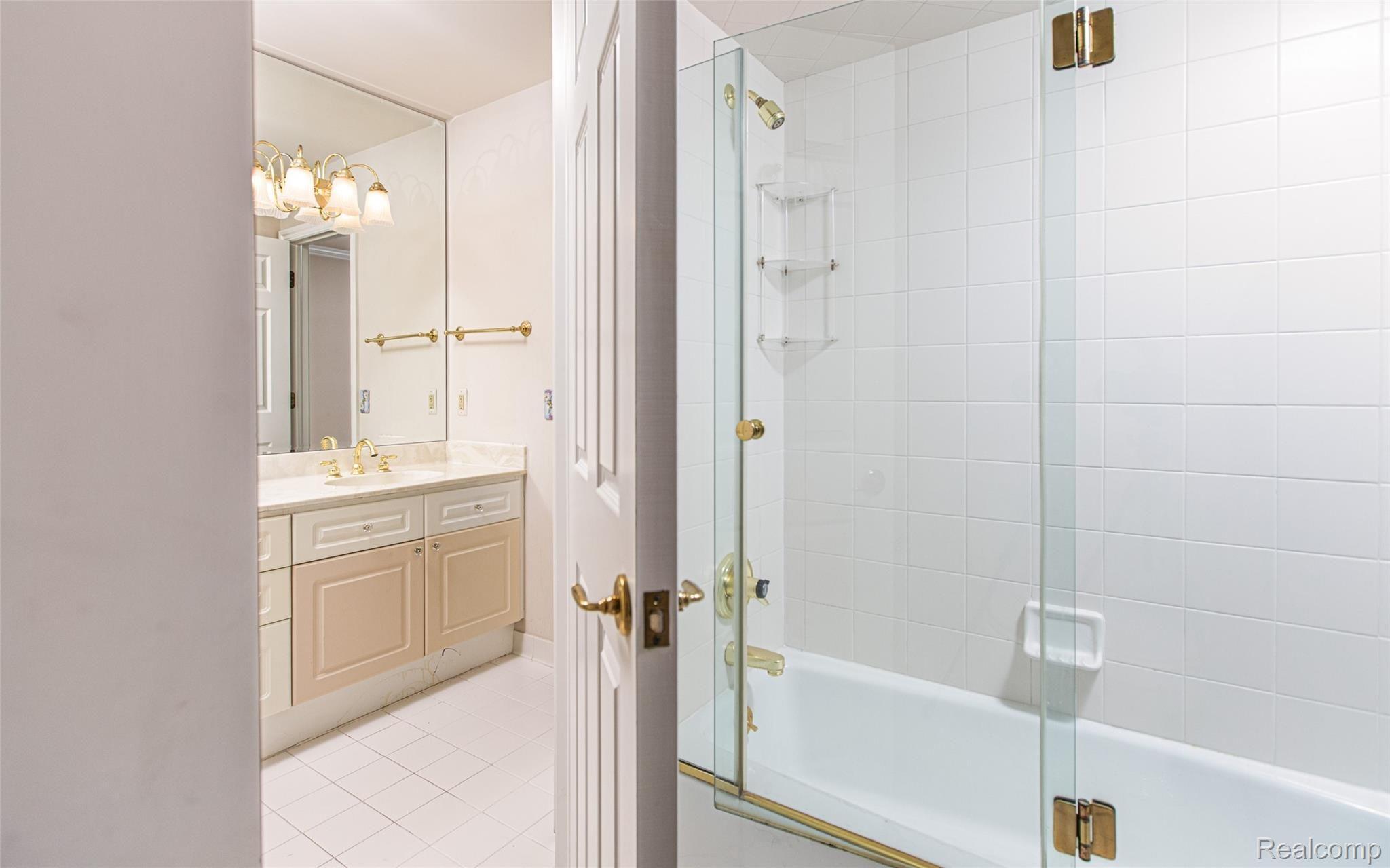 5590 Carrollton Court Rochester, MI 48306 - Photo 39 of 51 37 - Jack & Jill Shower.jpg