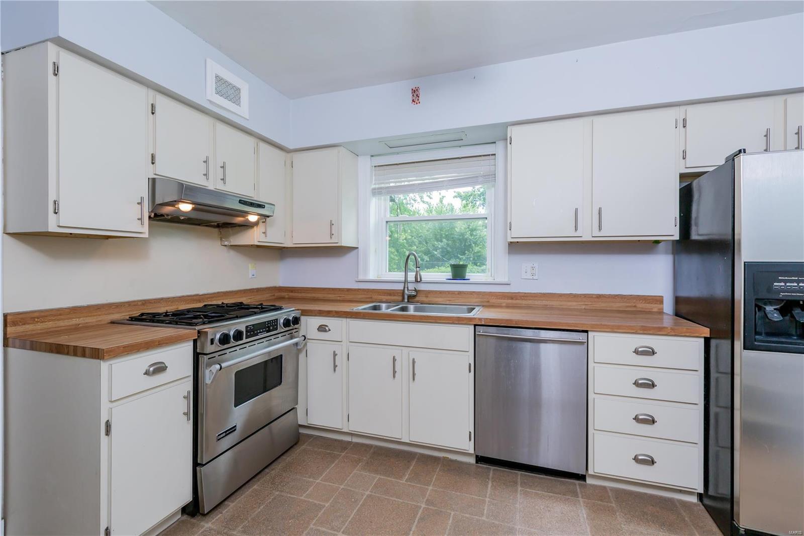 8060 Audrain Drive St. Louis, MO 63121 - Photo 10 of 26