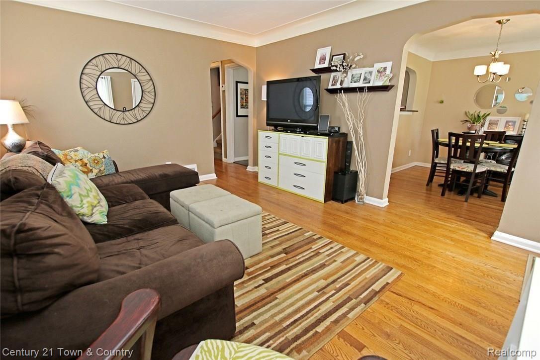 2020 Harvard Road Berkley, MI 48072 - Photo 11 of 45 11) Living Room.jpg