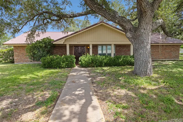 $320,000 | 510 East Inez Street, Beeville, TX 78102
