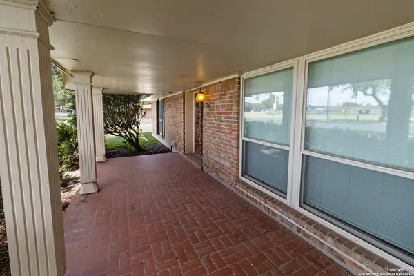 $320,000 | 510 East Inez Street, Beeville, TX 78102
