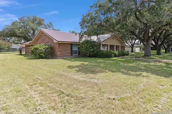 $320,000 | 510 East Inez Street, Beeville, TX 78102