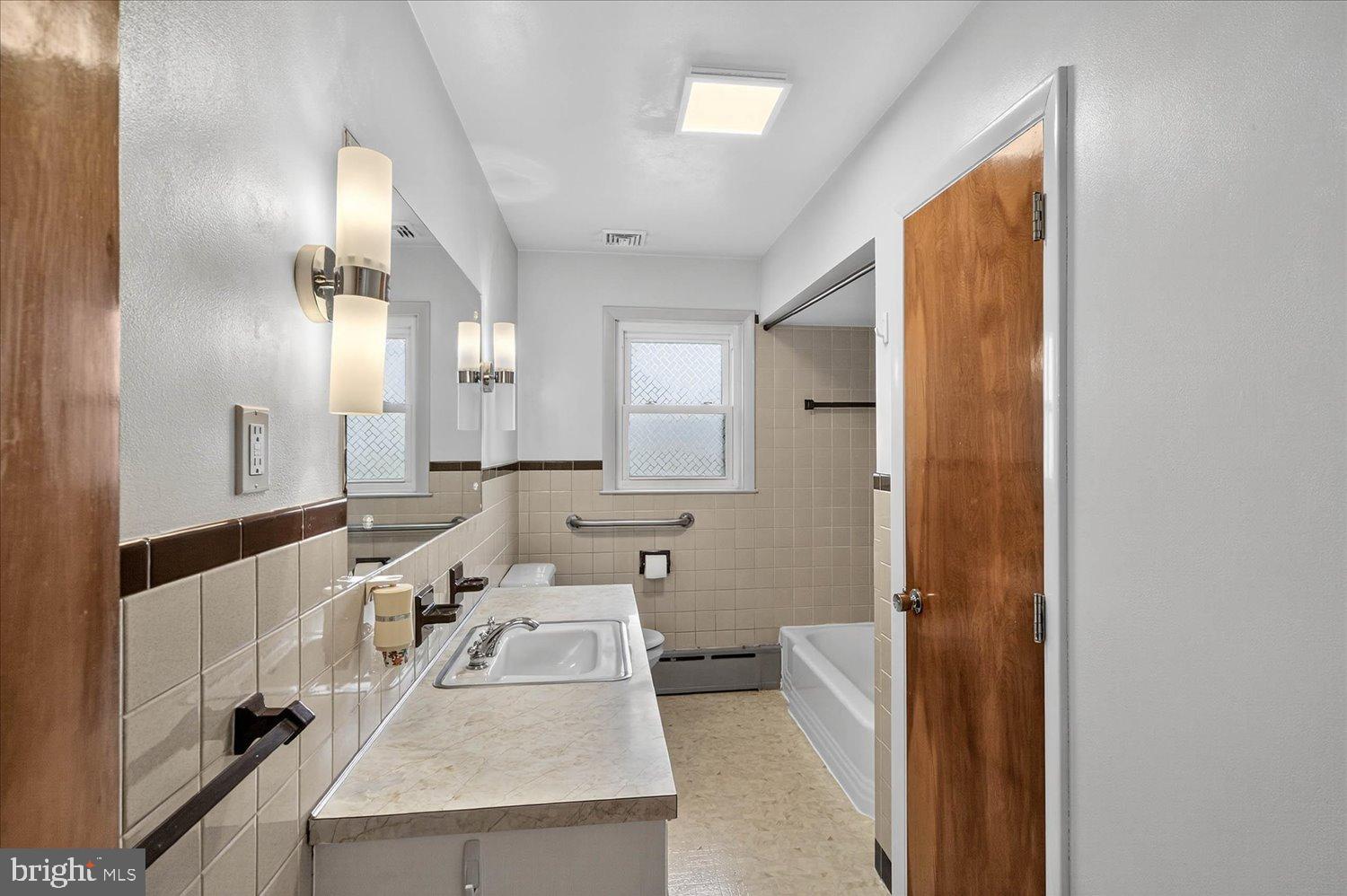 433 Fairland Road Manheim, PA 17545 - Photo 15 of 26 Second Full Bath