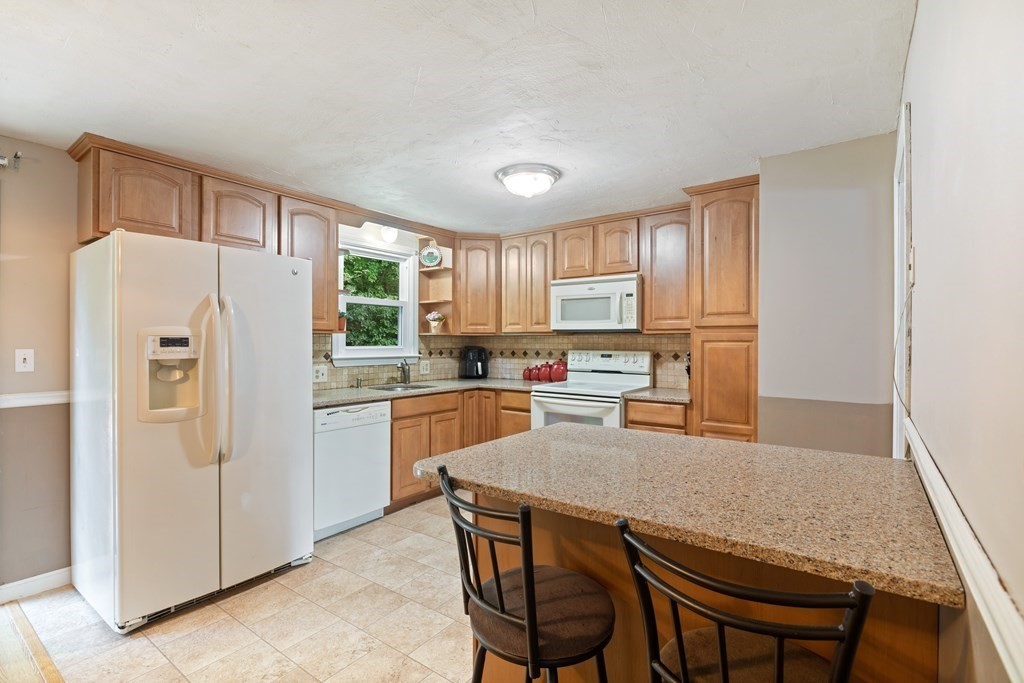 49 Eleanor Road Raynham, MA 02767 - Photo 9 of 29 Gallery Image 9