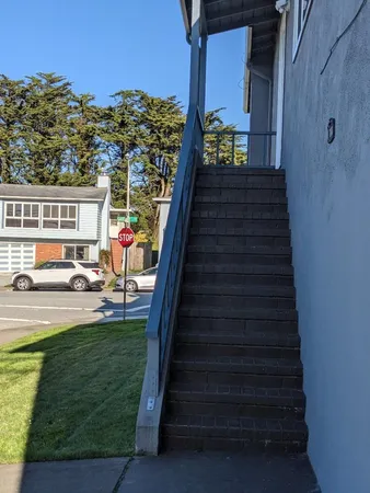 a view of a yard of the house