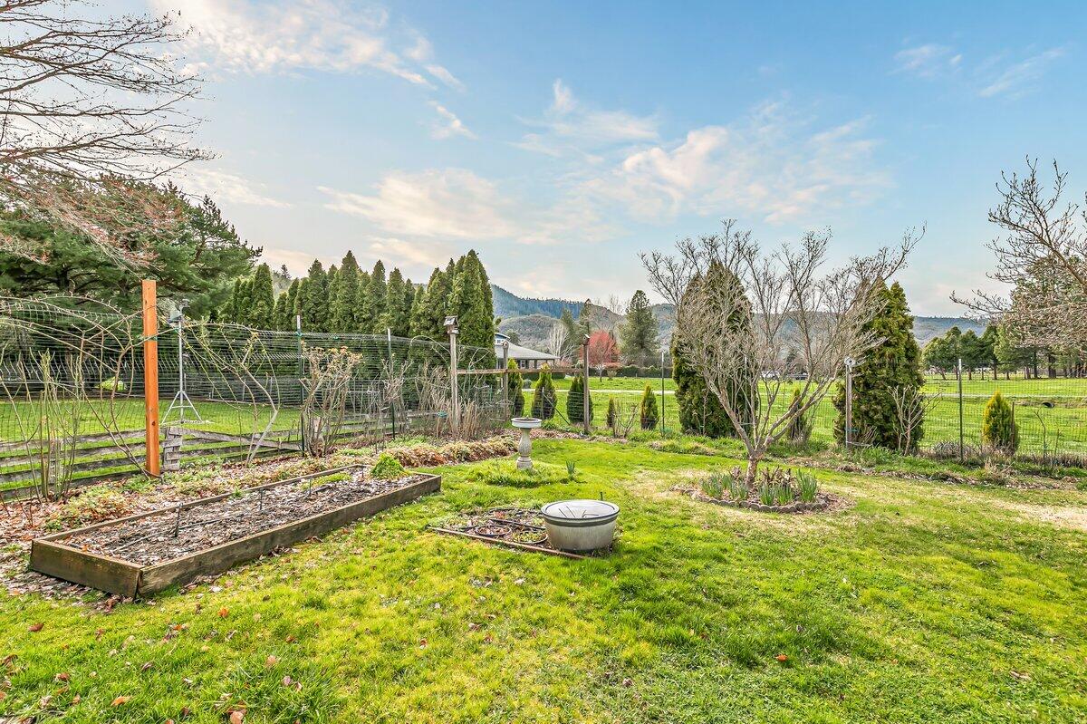 6901 Old Stage Road, Unit 24 Central Point, OR 97502 - Photo 19 of 21