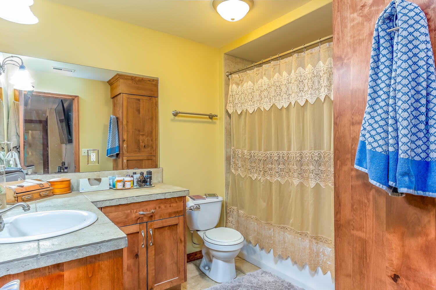 53345 Andrews Road La Pine, OR 97739 - Photo 9 of 42 Main level bathroom
