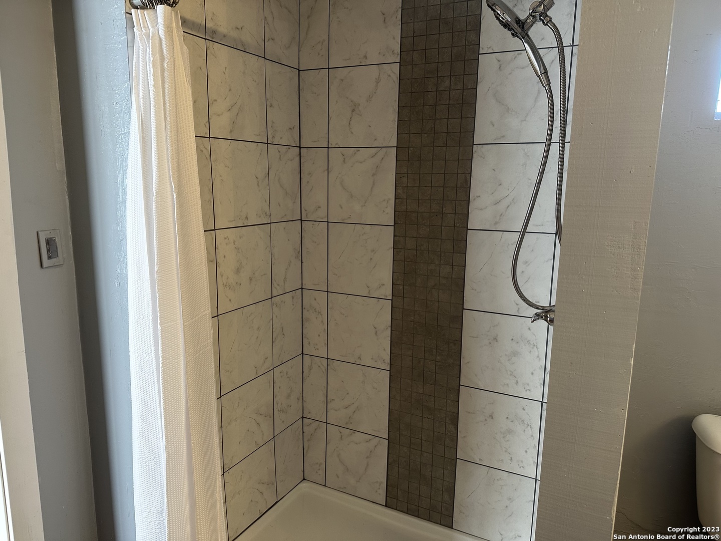 403.5 Retta Street Carrizo Springs, TX 78834 - Photo 13 of 17 a bathroom with a glass shower door